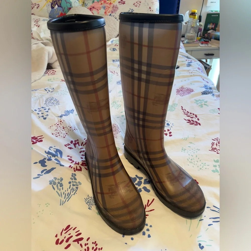 Burberry Haymarket Check Pattern Rubber Rain Boots! - Picture 3 of 12